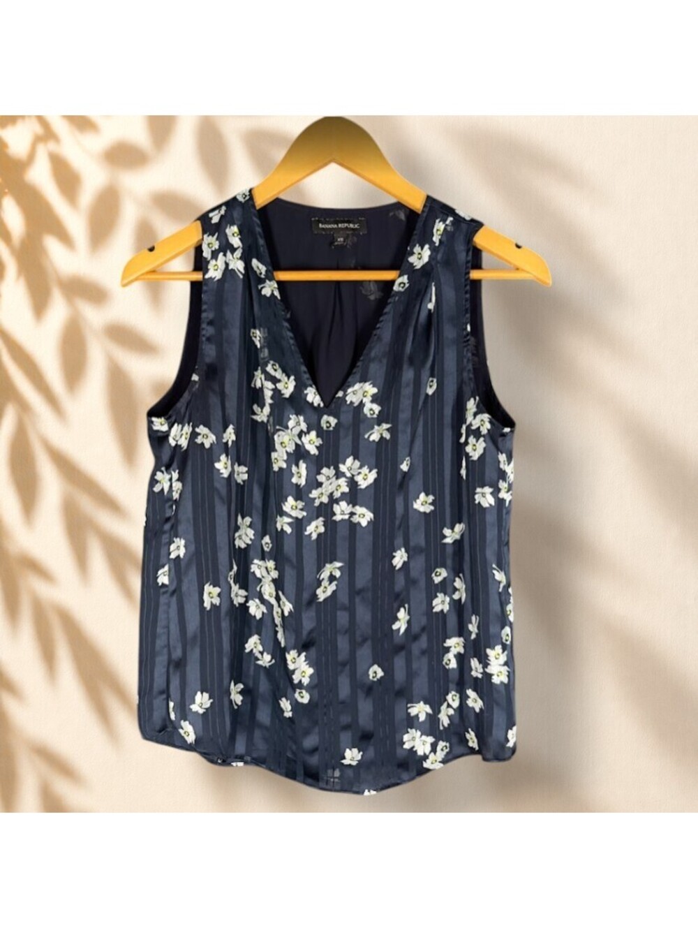 Banana Republic Blouse Women XS Blue Floral V-Neck Sleeveless Wide Strap Lined